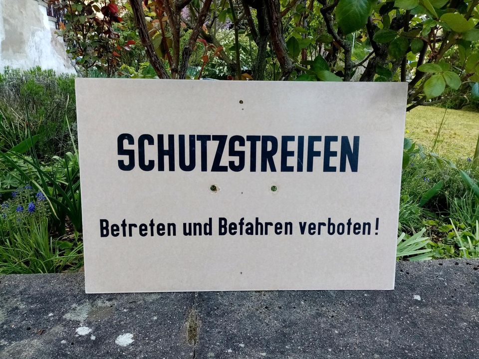 DDR Grenze, original Schild "Schutzstreifen" (Grenztruppen, NVA) in Eisenach