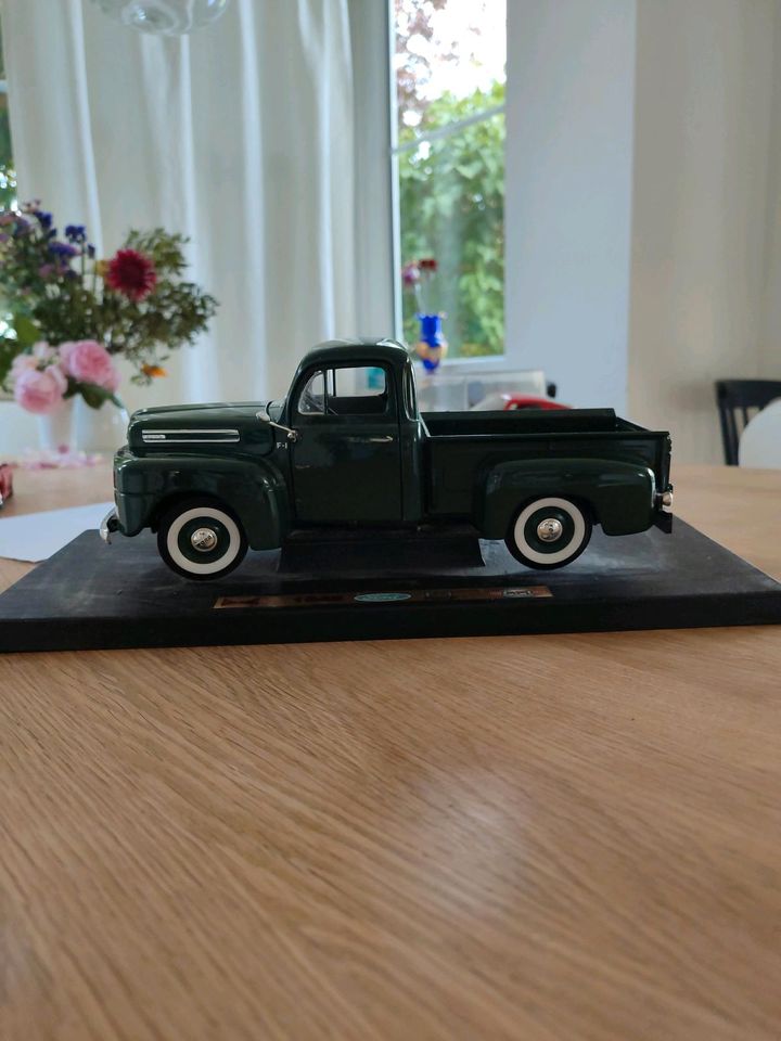 Ford F-1 Pickup Modellauto 1:18 in Augsburg