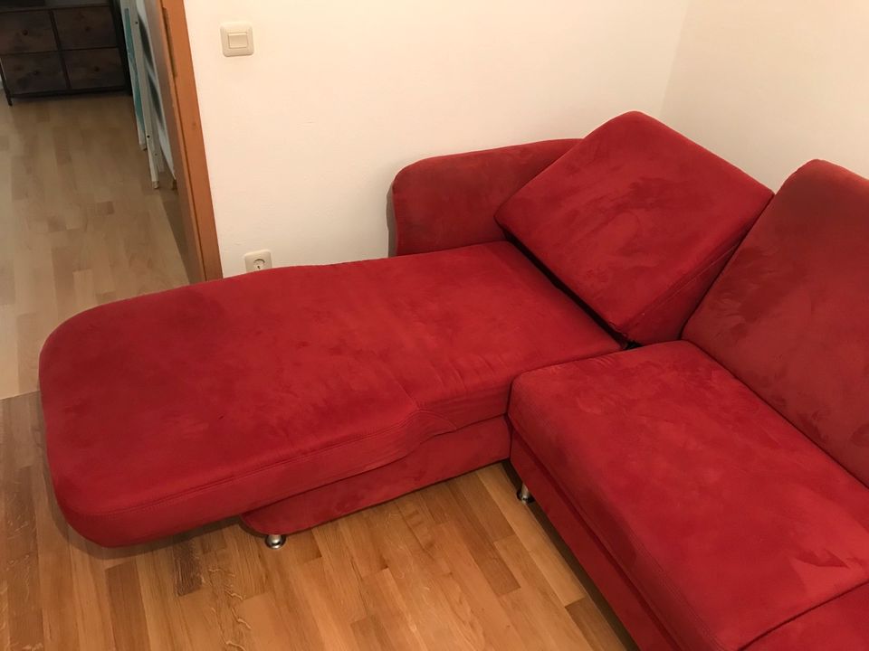 Couch Rot in U-Form mit Staukasten / ausziehbaren Ottomanen in Eitensheim