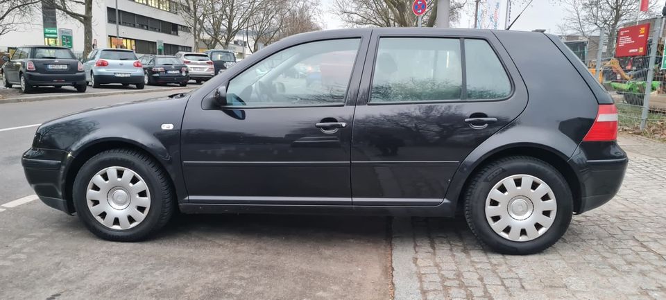 Vw Golf IV 2.0 Benziner aus erster Hand / Rentner Fahrzeug in Berlin