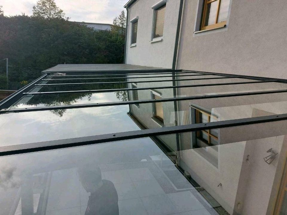 Terrassenüberdachung aus Aluminium Konstruktion und VSG-GLAS in Ziemetshausen