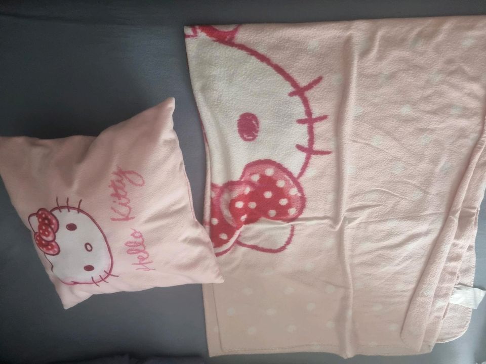 Hello Kitty Sanrio Decke mit Kissen in Glauburg