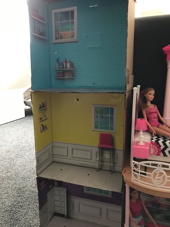 Mattel Barbie Villa Traumhaus inkl. 3 Barbies in Dingelstädt