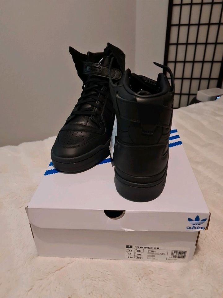 Adidas Wings 4.0 x Jeremy Scott Cloud Black 2022 | EU 45 1/3 in Stuttgart