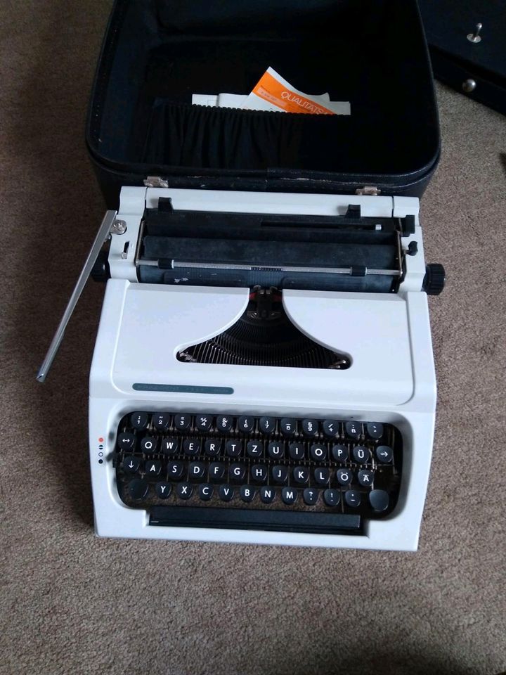 Schreibmaschine im Koffer in Oberhausen