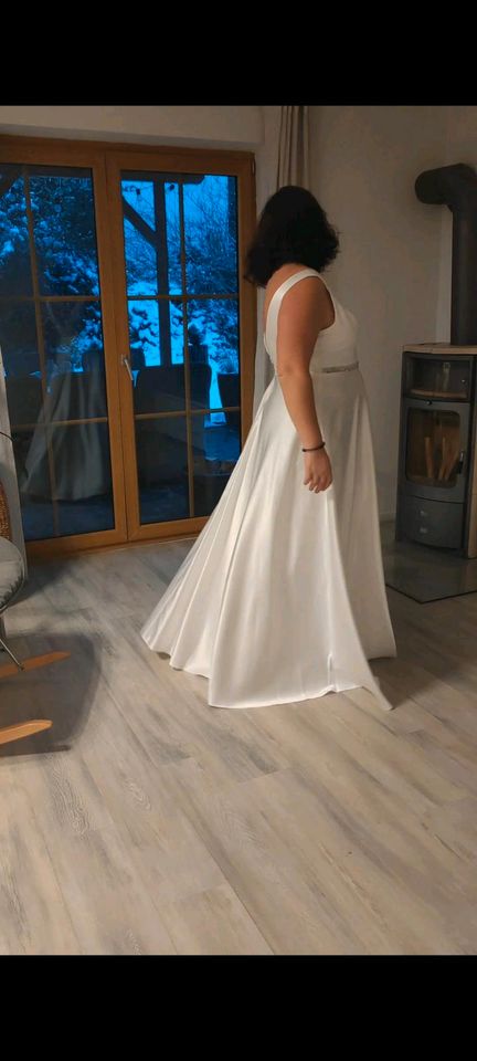 Neues Modernes Satin Brautkleid in Viechtach