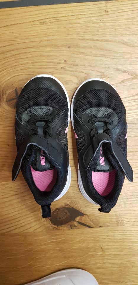 WIE NEU Nike Downshifter Sneaker 23,5 Turnschuh schwarz-pink OVP in Leipzig