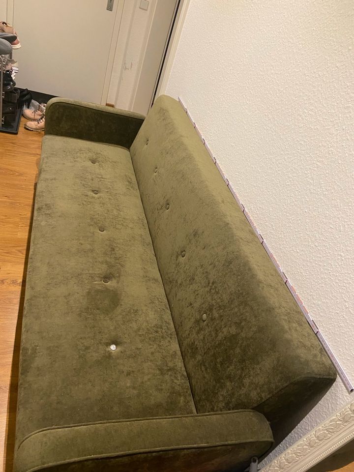 Sofa: grüne Couch mit Holzfüßen kostenlos abzugeben. Selbstabhole in Glauchau