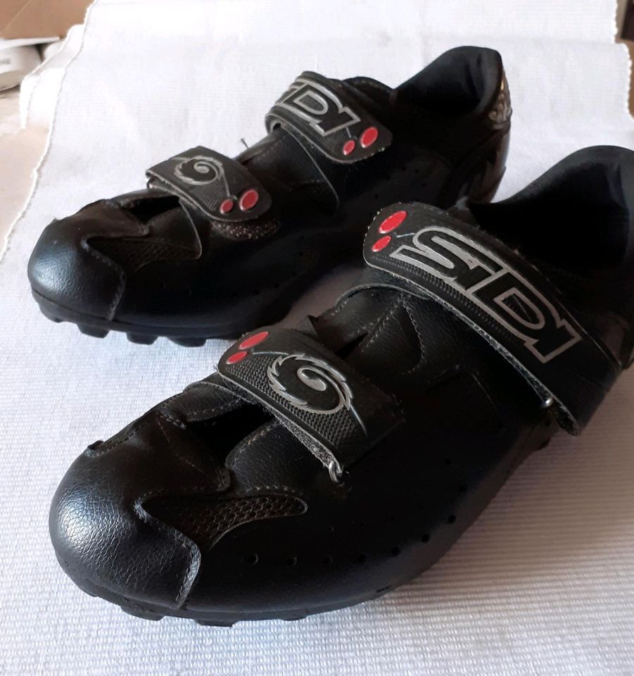 MTB Schuhe  + 2 PEDALEN in Langen (Hessen)