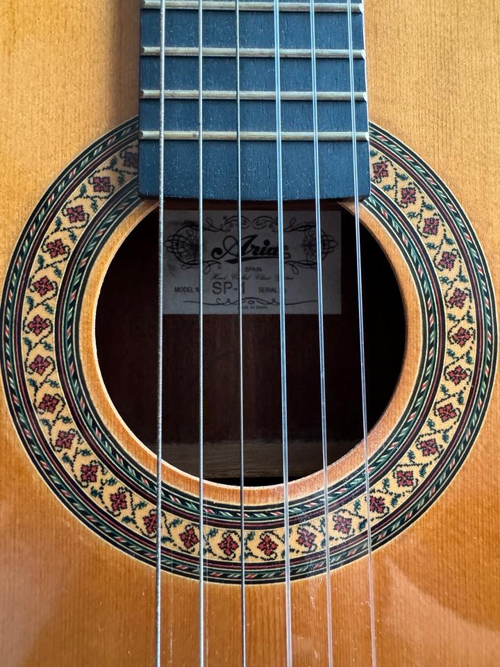 Spanische Gitarre von Aria SP-1 aus Holz für Kinder 93 cm hoch in Freiburg im Breisgau
