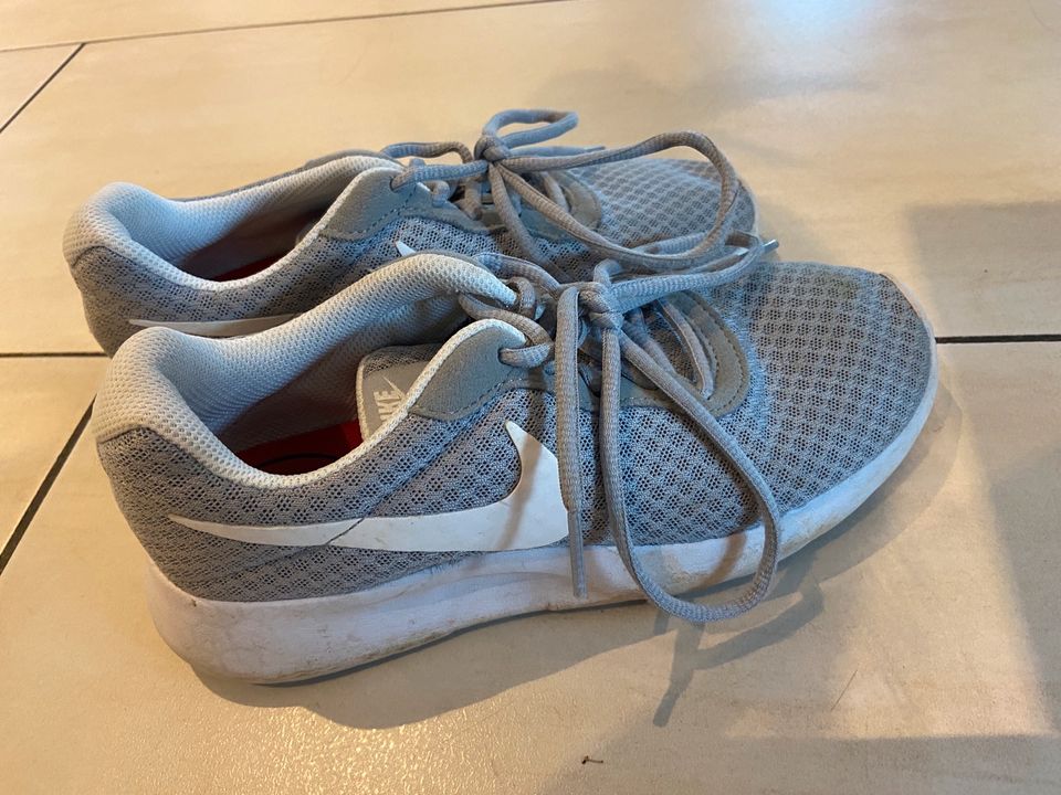 Nike Tanjun Mädchen Sneaker Grau Gr. 35,5 in Bayern - Kürnach | Gebrauchte  Kinderschuhe Größe 35 kaufen | eBay Kleinanzeigen ist jetzt Kleinanzeigen