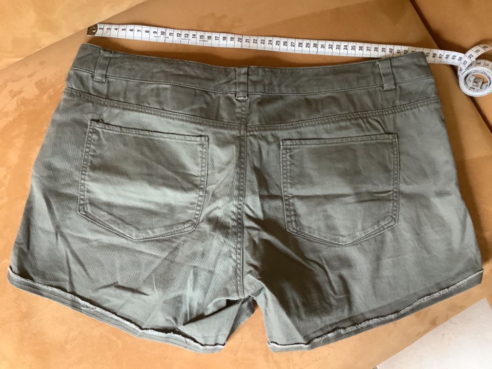 Shorts H&M Khaki Gr. 38, Baumwolle Elasthan in Göttingen