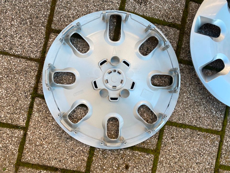 Audi A1 Original 15 Zoll Radkappen Felgendeckel 8X0 601 147 NEU in Maintal