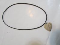 Halskette, schwarz  Modeschmuck Herzanhänger Lavaschmuck Nordrhein-Westfalen - Nümbrecht Vorschau