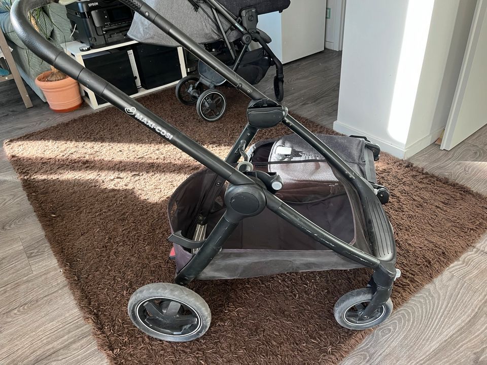 Maxi Cosi Adorra Buggy Kinderwagen Regencover in Rennau