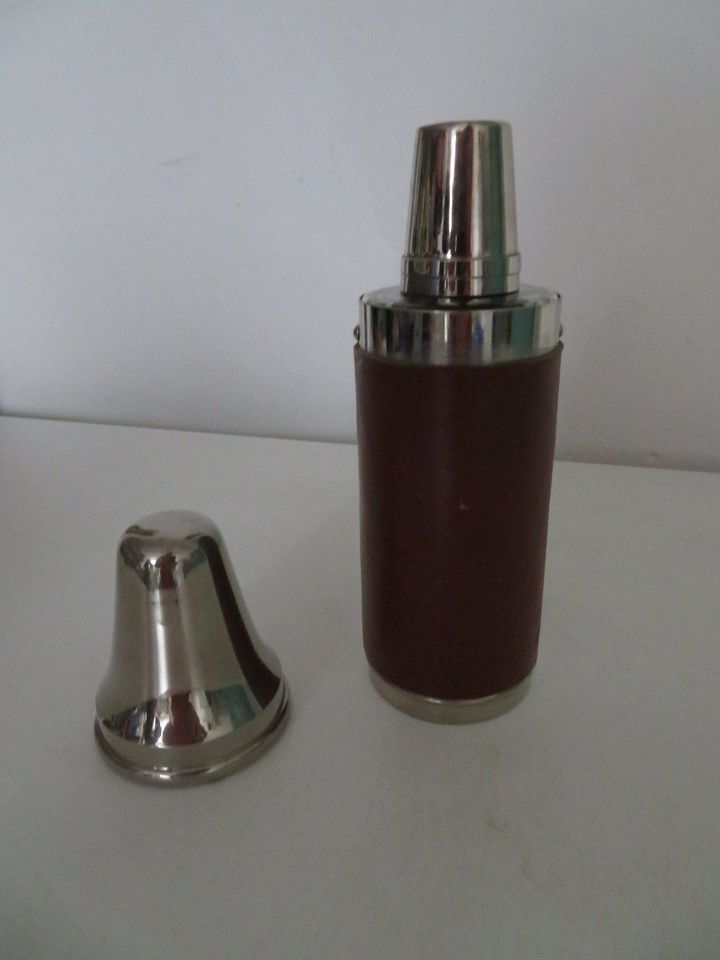 Reiseflasche mit 2 metallischen Schnapsbecherchen in Detmold