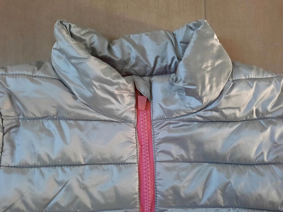 H&M Sport Steppjacke Mädchen Gr. 116 silber in Schwandorf