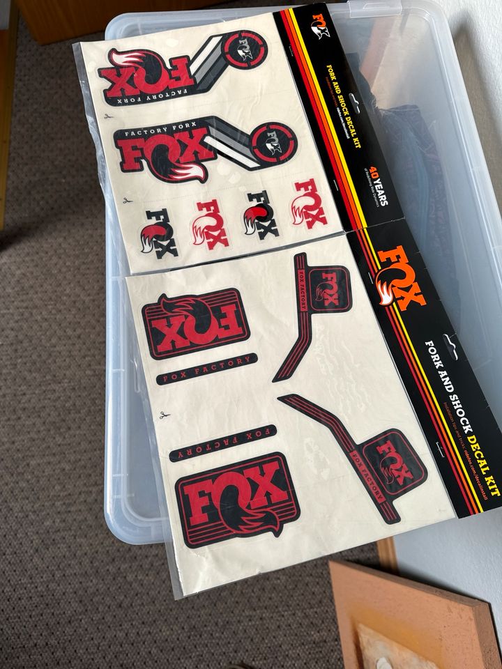 Fox Shox Decals 2 Pakete in Elsterwerda