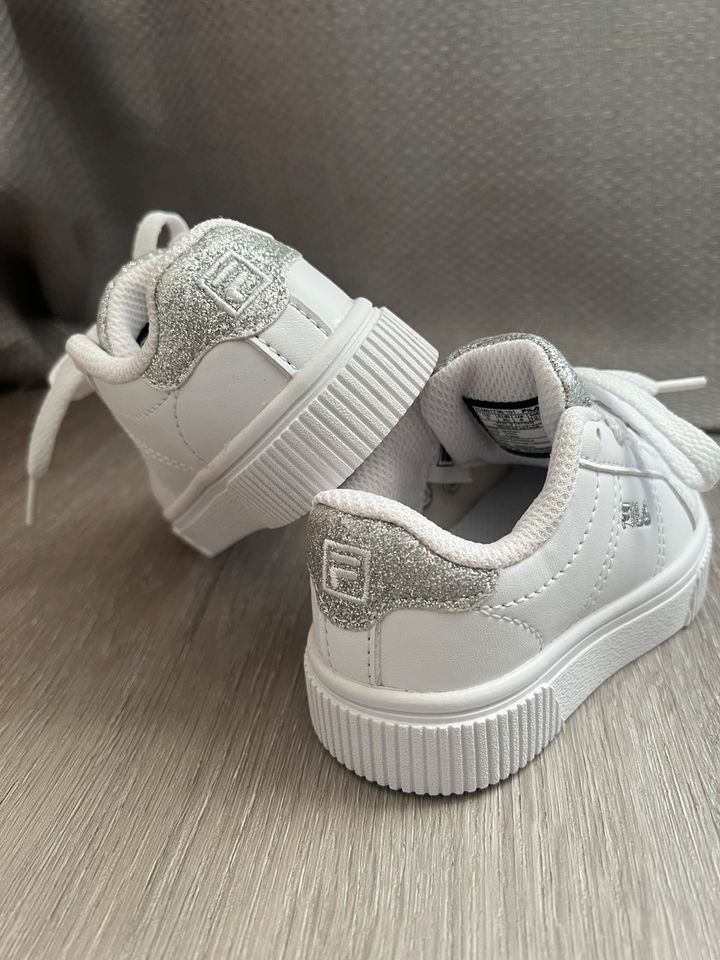 FILA Sneaker Baby Mädchen Kinder Schuhe Glitzer Größe 20 in Berlin