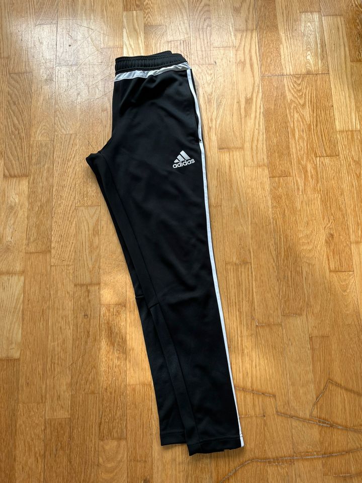 Schwarze Jogginghose von Adidas (Größe S) in Regensburg