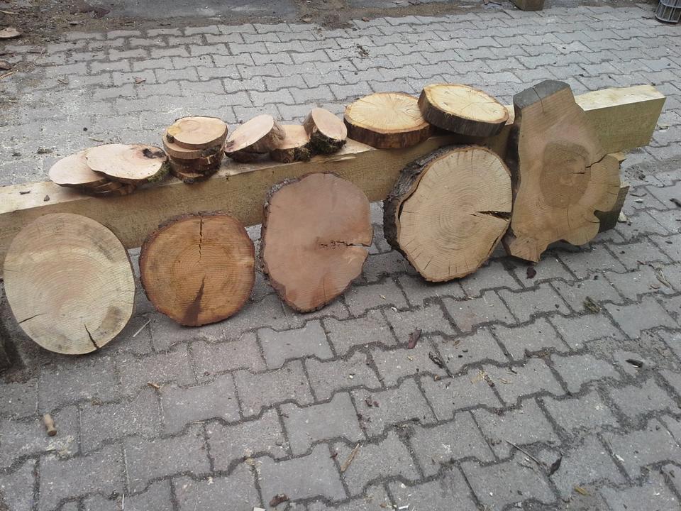 Baumscheiben, Holzscheiben sägerau oder gehobelt mit Waldkante in Usingen