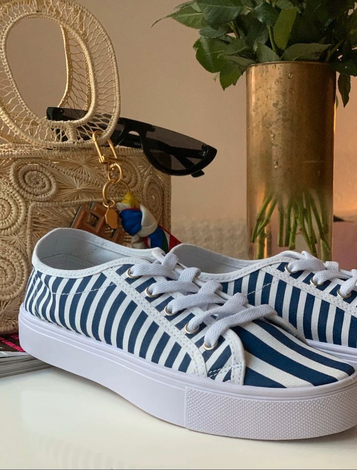 ASOS Sneaker/Sportschuhe/Schnursxhuhe,Gr.38,neu,weiß/blau in München