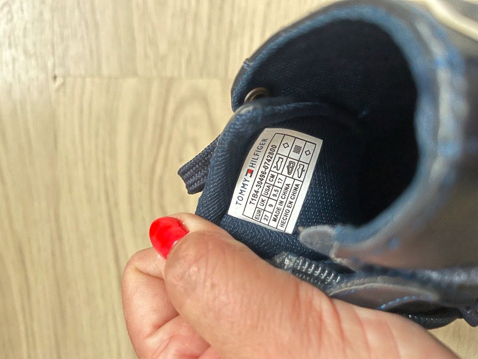 Süße Jungen Tommy Hilfiger Schuhe Gr. 27 neu in Wächtersbach