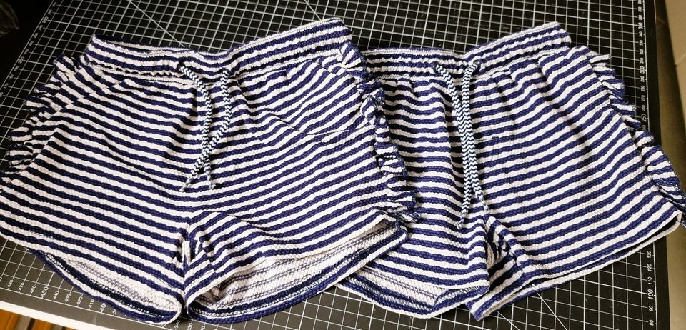 2x Schwimmshorts, Badehose, 110/116, blau weiss Streifen, Top in Nörvenich