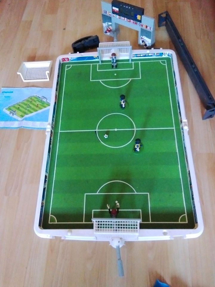 Playmobil fussball Feld mit Zubehör gegen Spende abzugeben in Mönchengladbach