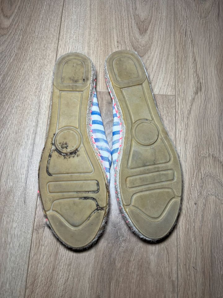 Espadrilles mit Streifenmuster in hellblau in Mönchengladbach