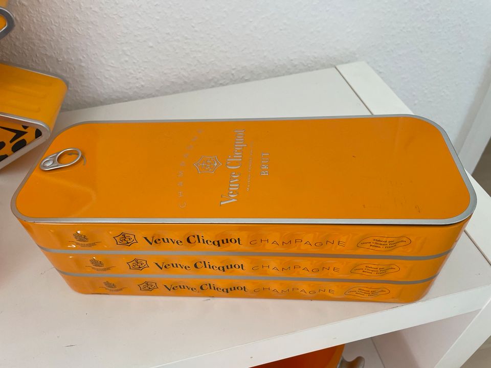 Veuve Clicquot Sammlungsauflösung tam tam,Bücher, Manschetten in Frankfurt am Main
