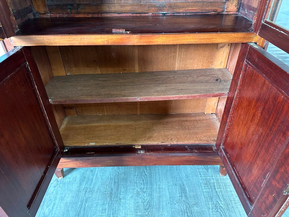 ANTIKER SCHRANK VITRINE UM 1900 MAHAGONI FURNIER VIERTÜRIG - Versand möglich 99 Euro - Wir sind für Sie da lokal in 86830 Schwabmünchen oder online ARTHOME24 in Schwabmünchen