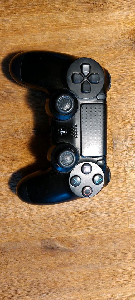 PS 4 pro mit 3 Controller in Rothenbuch