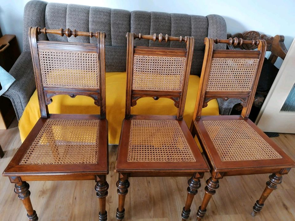 rustikaler Tisch mit geflochtenen Stühlen in Ahorntal