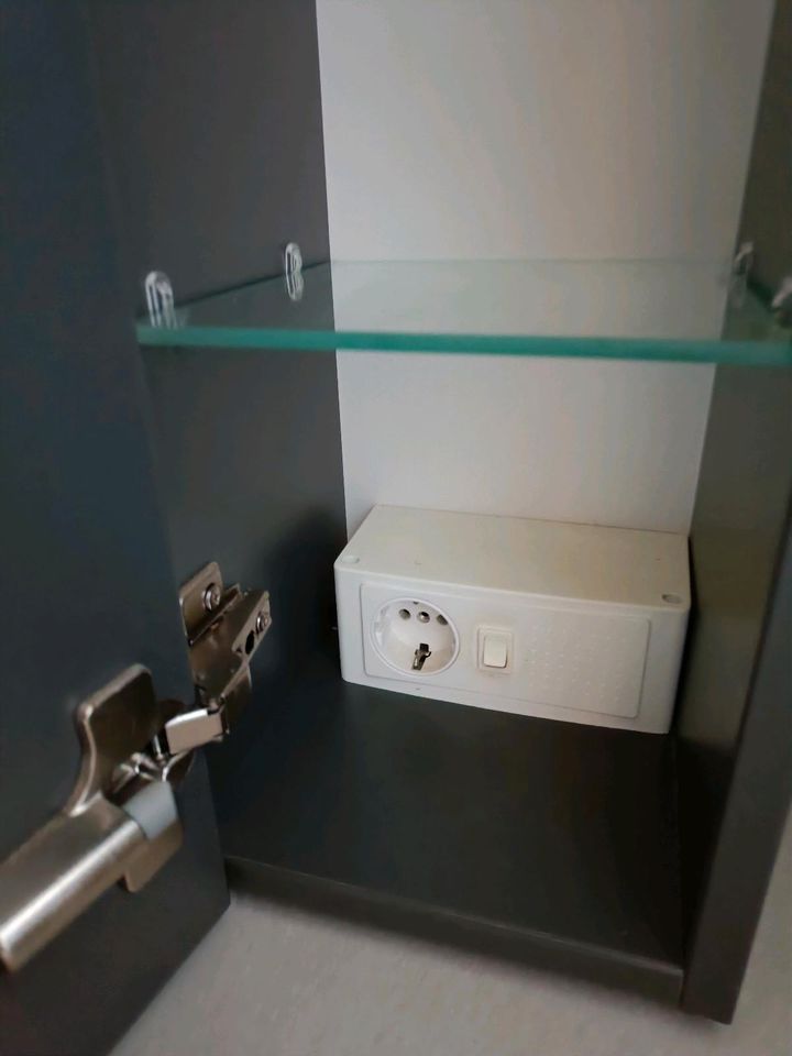 Spiegelschrank mit Steckdose für Bad in Droyßig