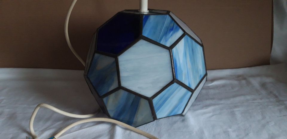 Tiffany-Lampe als Kugel aus Glas - verschiedene Blautöne in Hannover