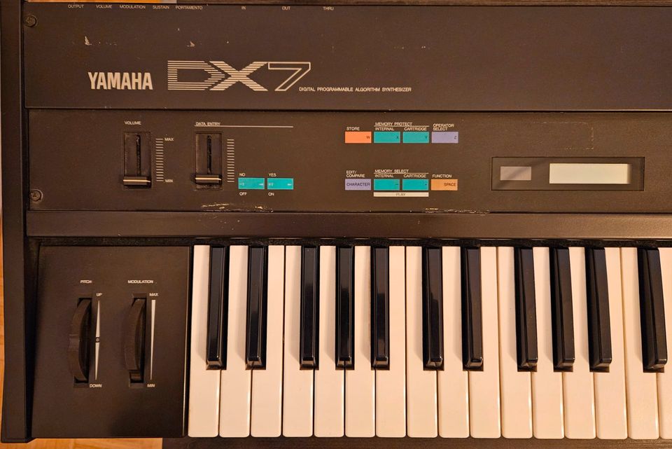 Yamaha DX7 + 4 Cartridges + BC1 Breath Controller + Case + Buch in Düsseldorf