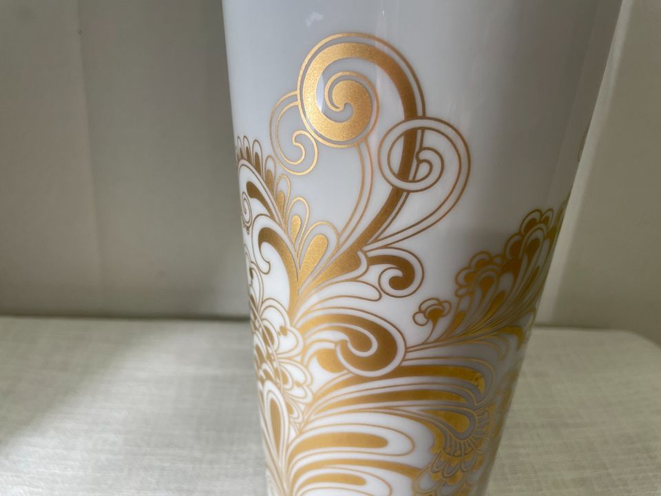 Hohe weiße vintage Vase mit floralem Gold-Muster Pop-Art in Hamburg