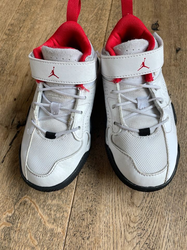 Schuhe Jordan Gr. 27,5 wie neu in Delbrück