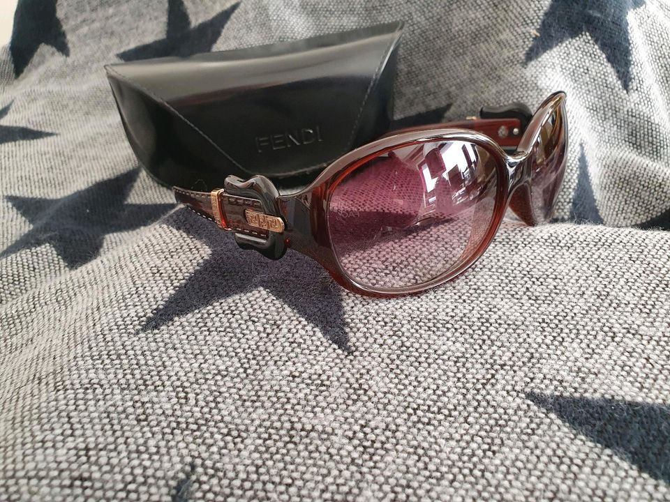 Fendi Sonnenbrille Brille mit Etui Gürtelschnalle in Cuxhaven