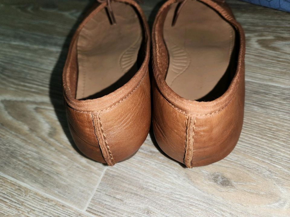 Clarks Damen Slipper Schuhe Gr. 39 Braun Leder Neuwertig UVP 89€ in Berlin