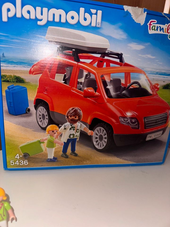 Playmobil Family Auto +Zubehör in Großostheim