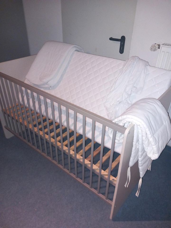 Kinder/Babybett mit neuer Matratze, 50€ VB,sehr guter Zustand in Uffenheim