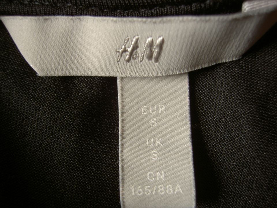 Kleid aus Spitze schwarz H&M Gr. S, 2x getragen, gefüttert in Tittling