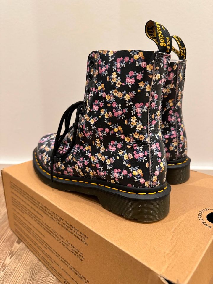 Dr. Martens 1460 Pascal Training schwarz Blumen - Gr. 38 - Neu in Geldern