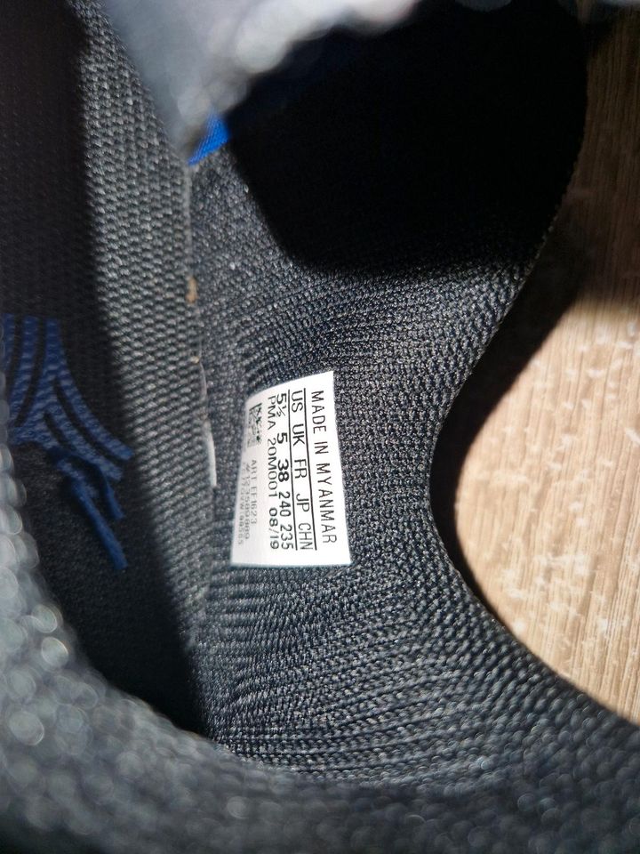 Adidas Hallenschuhe Größe 38 in Saarbrücken