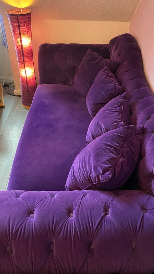 Lila Sofa 2,4m Barock / Chesterfield mit passendem Hocker in Hamburg