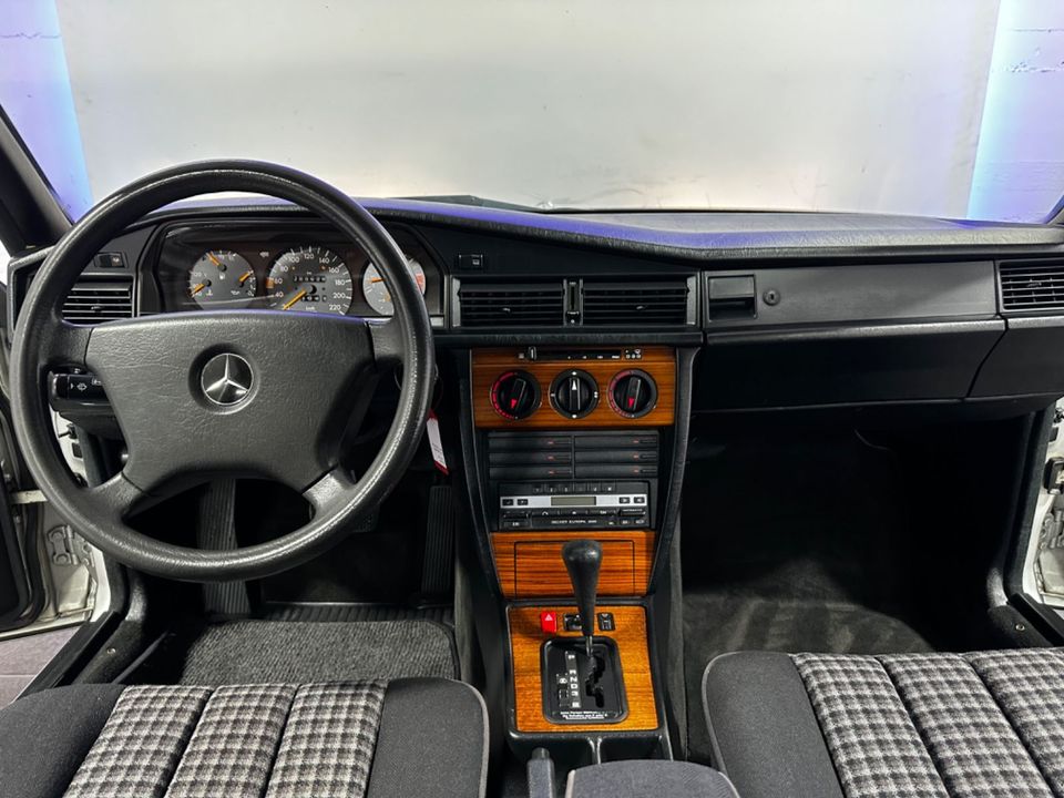 Mercedes-Benz 190 E 2.0 AUTOMATIK 1HAND SCHIEBEDACH TÜV:NEU in Ratingen