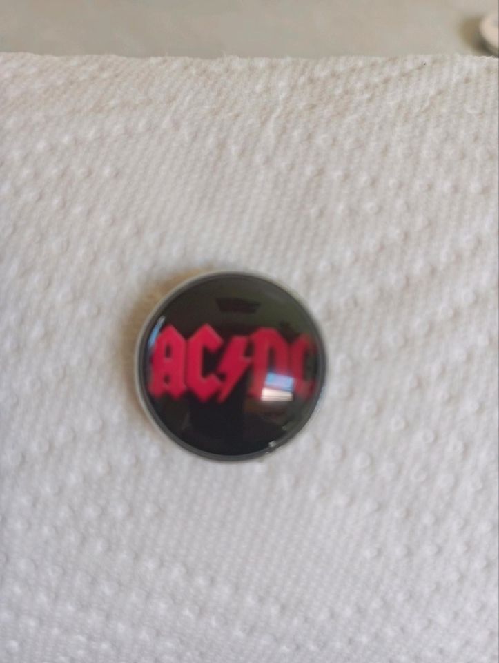 Biete tolle ACDC Pins zum Preis für 4 Euro zum Verkauf an in Wernigerode