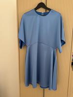 Neu mit Etikett Boss Kleid aus schwerem Satin Größe 40 Stuttgart - Stuttgart-West Vorschau